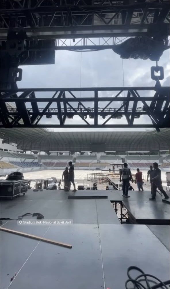 fanvoys_'s tweet photo. stage for #EXhOrizoninKL tengah pasang🥹 https://t.co/rvwwzE3Uhf