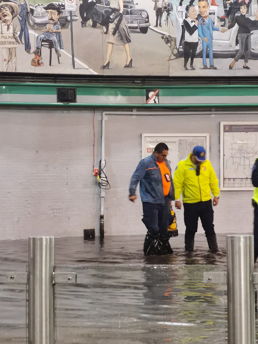 GRALOSCARAM's tweet photo. Oye @MetroCDMX san lázaro está inundado y no hay bomba, ni luz para succionar el agua.
¿De verdad se van a esperar a que deje de llover y el agua desaparezca? https://t.co/Oo7MK5MgE1