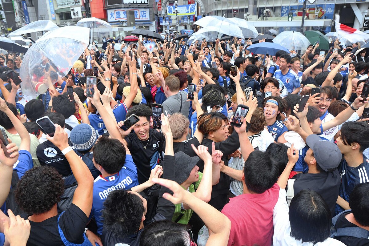 livedoornews's tweet photo. 【密集】Ｗ杯初戦、渋谷スクランブル交差点が大熱狂 通勤途中のサラリーマンもハイタッチ
https://t.co/LMM2h8cOHG

午前7時頃から交差点中央でファン同士が密集し、日本代表のチャントを大合唱。熱く抱擁を交わし合い、通勤途中のサラリーマンも入り交じってハイタッチするなど喜びを分かち合った。 https://t.co/ODfT4CSseO