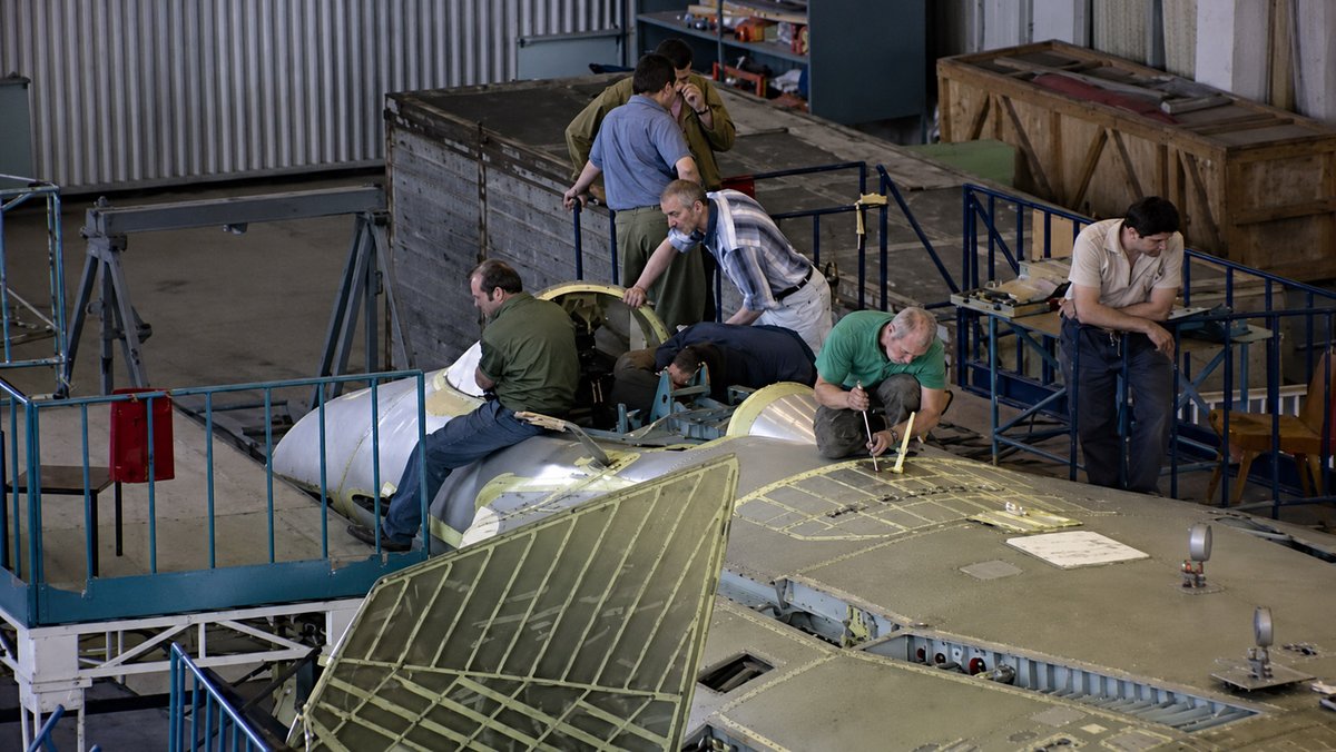 WDequid's tweet photo. These images show the assembly of the experimental Sukhoi Su-47 "Berkut" aircraft at a Sukhoi plant in the mid-1990s. 📸✈️
#Sukhoi https://t.co/i623jHnTaI