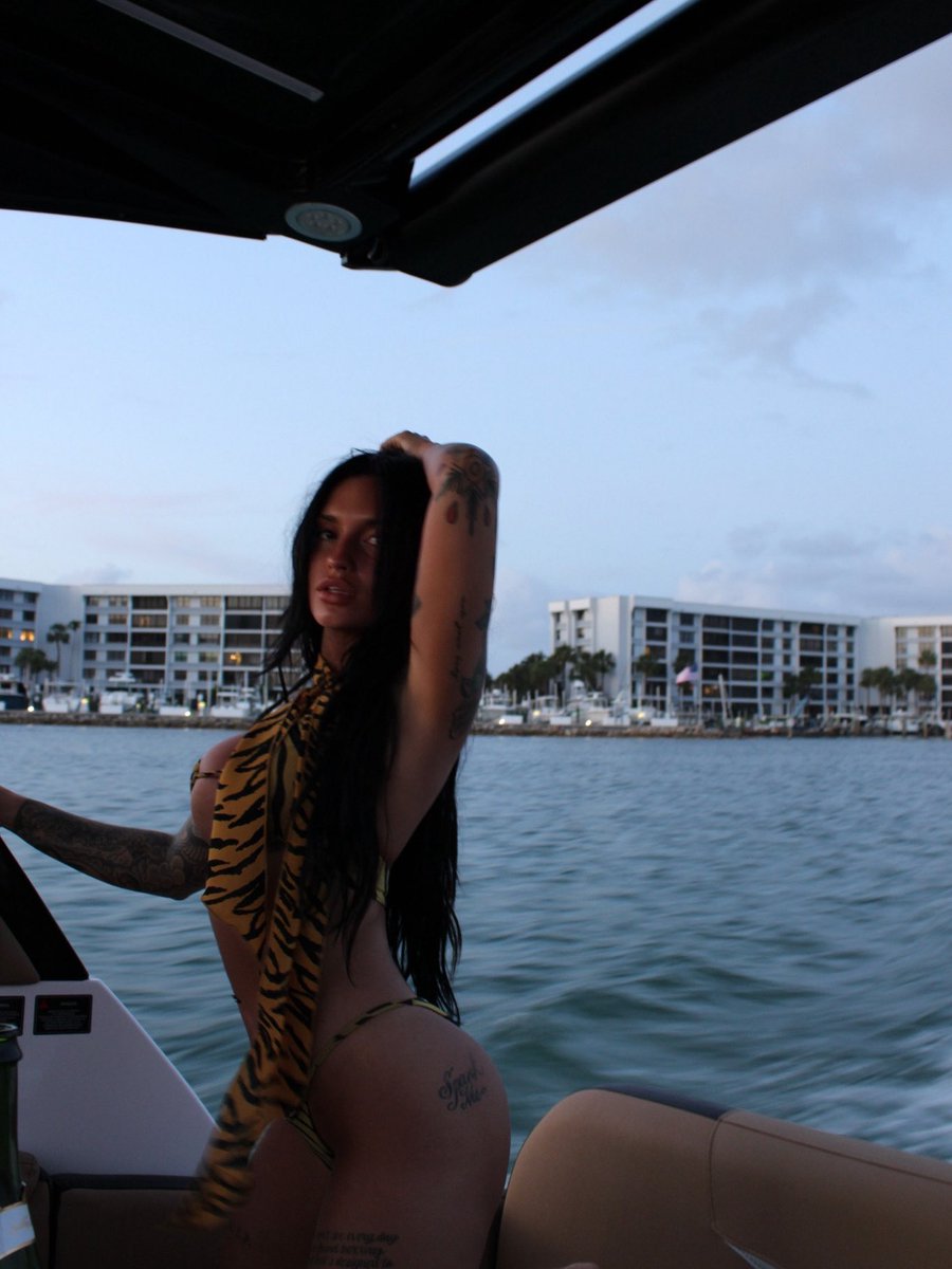 imtaelaa's tweet photo. hop in https://t.co/2mzgLh1Do8