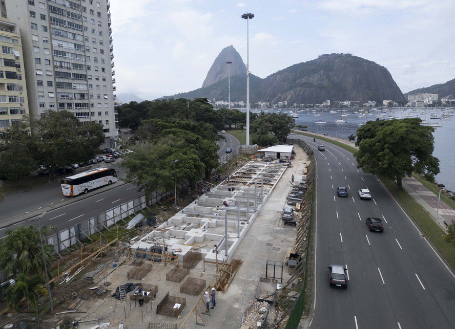 ClariceChacon's tweet photo. 🚨Um freio ao capital!

A obra da concessionária de carros no Aterro do Flamengo foi embargada hoje (15) pelo Iphan.
A área é tombada e reconhecida como patrimônio mundial pela UNESCO.
Vencemos uma batalha mas precisamos seguir atentos e mobilizados.

O Aterro não está à venda! https://t.co/X31W3Y5Cbb