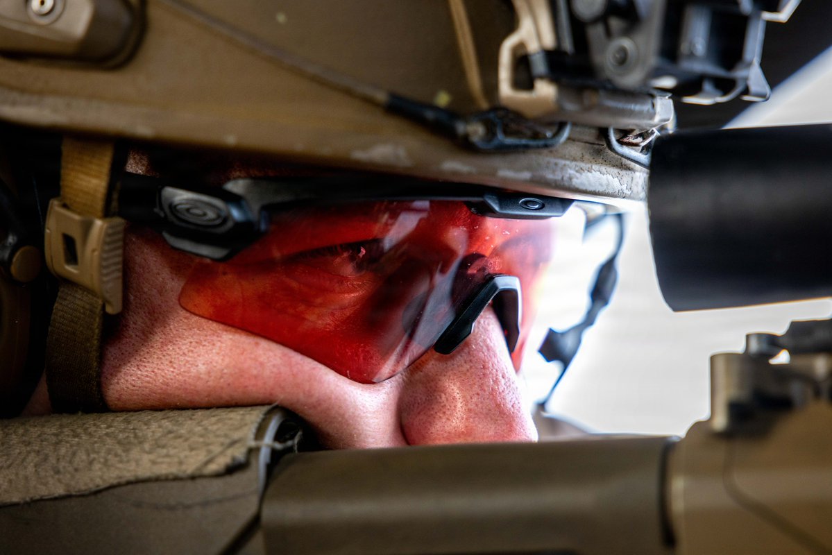 Precision. Marksmanship. 🎯🦅🇺🇸

U.S. Marines with the 11th Marine Expeditionary Unit conduct aerial sniper training aboard USS Boxer (LHD 4)—sharpening precision, marksmanship, and enhancing the MEU's ability to rapidly respond to emerging threats across the maritime domain.

📸 https://t.co/OUFIGNtUBl