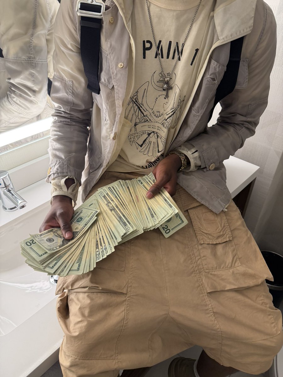 thelifeofcashk's tweet photo. Bathroom Break https://t.co/wl4uMJeDOP