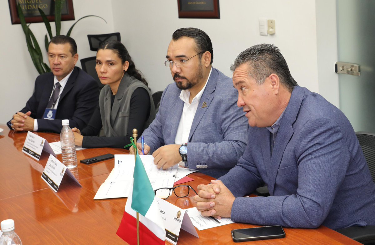 jorgelona1's tweet photo. ¡Para bien de todo Guanajuato, el proyecto del tren de pasajeros avanza con la coordinación de Estado, Federación y municipios! 
Hoy dimos un nuevo paso adelante, firmando un convenio entre @SEDATU_mx @INSUS_Oficial @GobSalamanca y @segobgente para avanzar en los trabajos de ordenamiento territorial y gestión del suelo para el tren Querétaro-Irapuato; unidos, avanzamos del plano al trabajo, para que esta vía multiplique las oportunidades en toda la región.