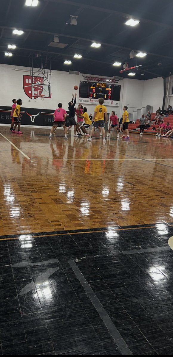 CoachRonScoutU's tweet photo. I had a great view from the baseline at the Outwork Basketball Showcase on Sunday. Some serious talent on display these hoopers really came to compete. https://t.co/mMyf4jmoMf