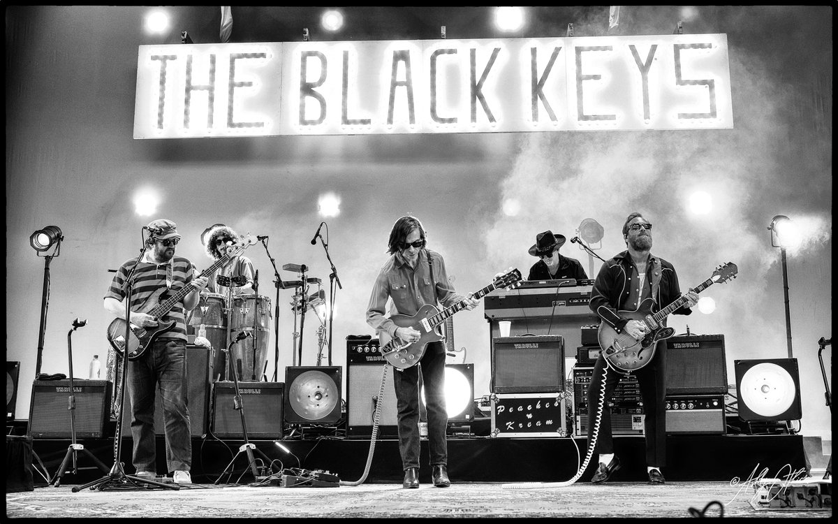 sbBowl's tweet photo. 🫠 Still feeling all feels from Saturday with @theblackkeys? Take a dose of the shows most epic captured moments to get you through your withdrawals! 

🫶 Thanks to all who came out for an evening under the stars @sbbowl!

🎵 Stay tuned https://t.co/ygcDyTpffD

PC: Ashly Othic https://t.co/CSlEpT5o7c