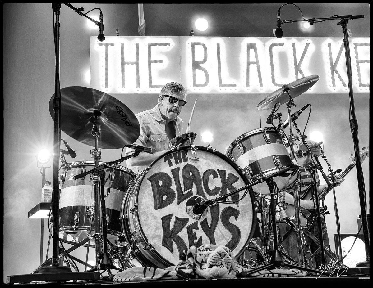 sbBowl's tweet photo. 🫠 Still feeling all feels from Saturday with @theblackkeys? Take a dose of the shows most epic captured moments to get you through your withdrawals! 

🫶 Thanks to all who came out for an evening under the stars @sbbowl!

🎵 Stay tuned https://t.co/ygcDyTpffD

PC: Ashly Othic https://t.co/CSlEpT5o7c