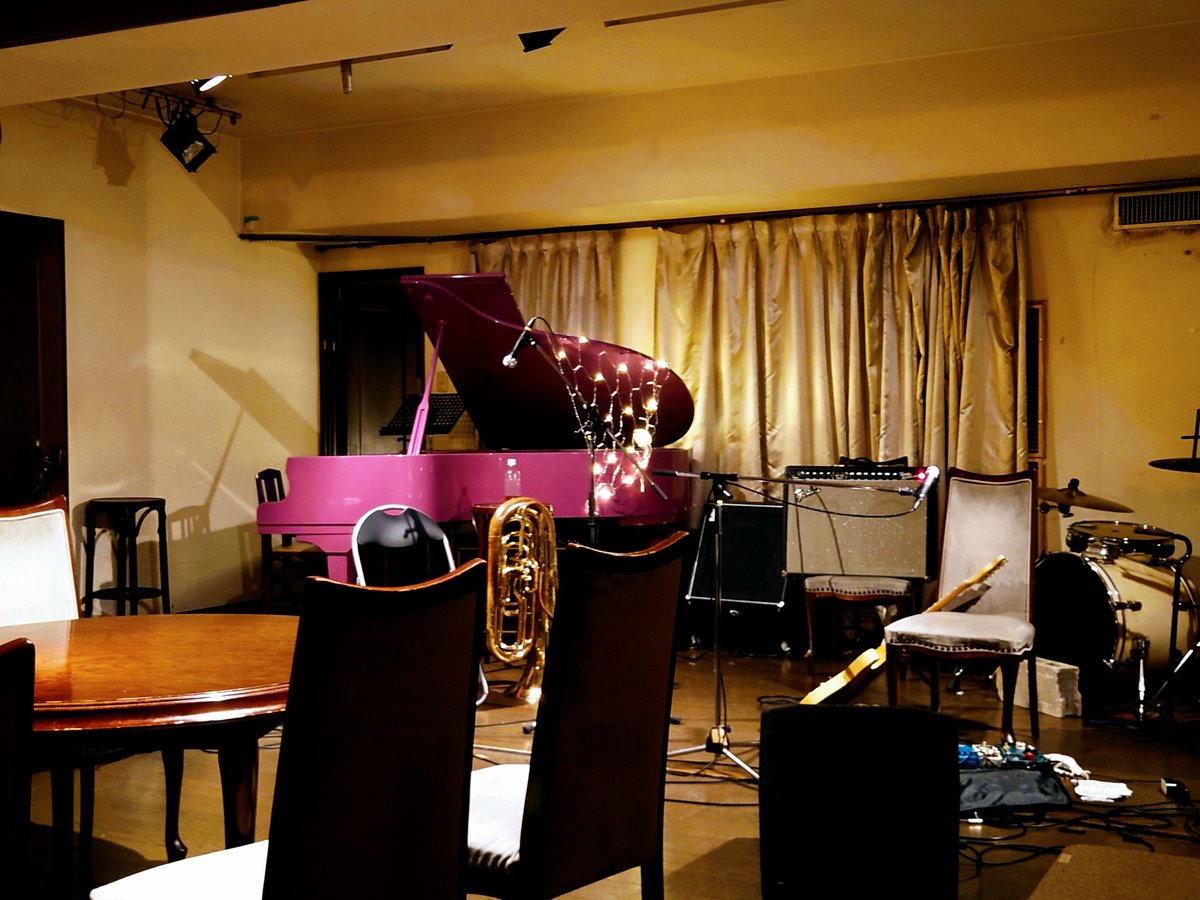 mika_non's tweet photo. 2026.6.15
日ノ出町　シャノアール
夜久さんと高岡さん

高岡さんのTubaで夜久さんのギター、曲が壮大荘厳になったり
切なさ痛さが増幅されたり
シャノアール空間効果も相まって、結果、夜久さんってこんなにもよかったかと

魔物よ今夜もありがとう https://t.co/SuPQNSh8zB