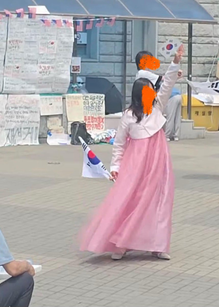 MinamiWooya's tweet photo. 미나상 

잠실에 ���타난 소분홍과 무력 강경진압 

몬가 쎄해ㅡㅡ https://t.co/vF44jUDyzF