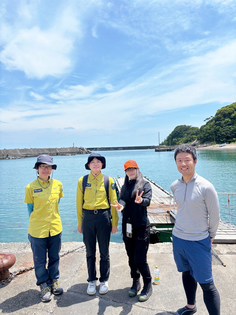 KankyoRyoko's tweet photo. 里海の現場へ。
創造室室長が三重県鳥羽市のアマモ場保全見学会に参加しました。松阪漁協漁師支所の協力で採取した栄養株を山川・川畑さんやふくおかFUNさんの設置したの囲い網内に移植。海のアイゴ・陸のシカ、共通する課題についてみなさまと意見交換を実施し、里海づくりの重要性を実感しました。 https://t.co/FFAGlRaRaZ