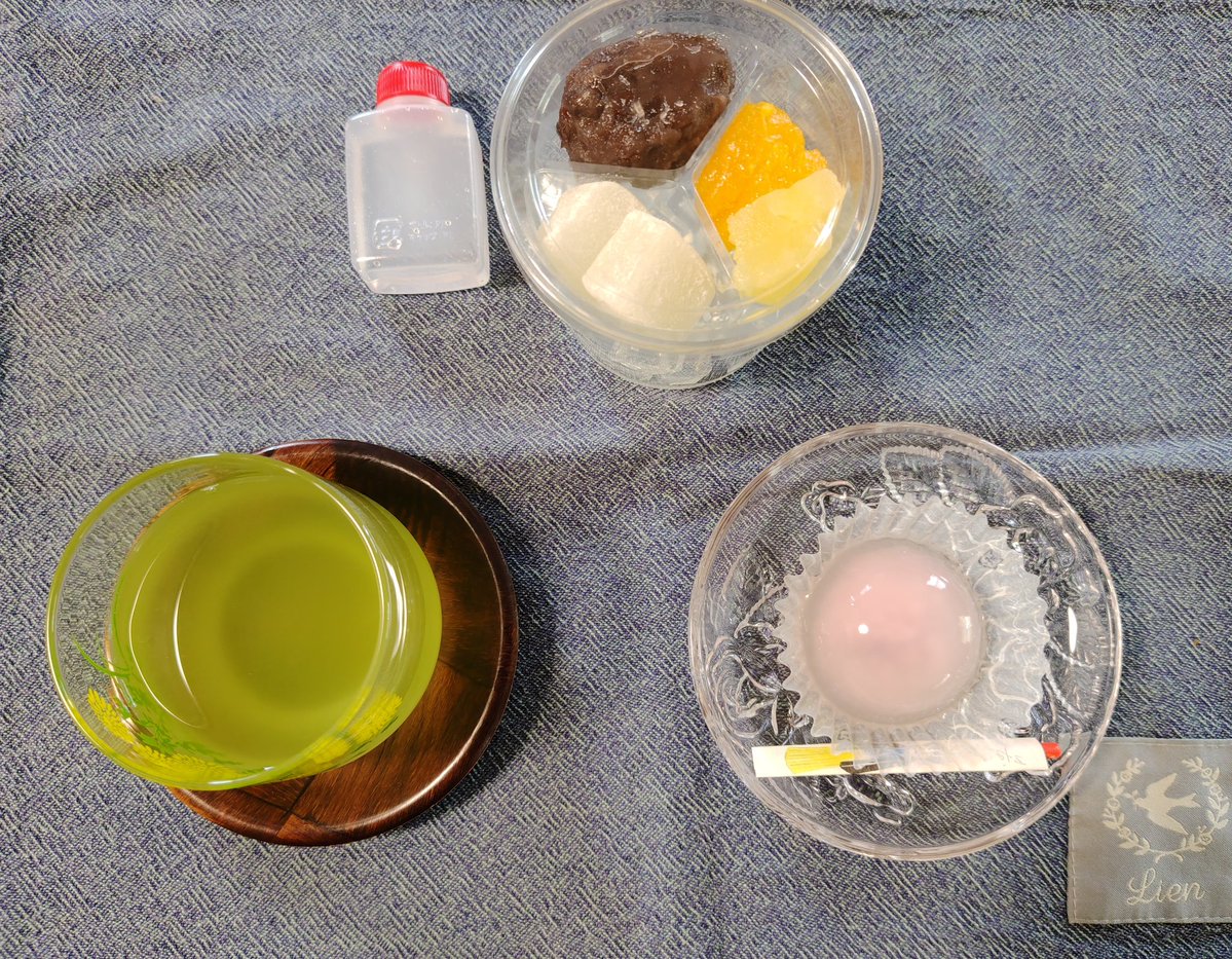 yumrin_'s tweet photo. #まるしゅく
珠久さんおはようございます😃朝から膝痛予防体操してました〜
今日は和菓子の日なんですね…私は水まんじゅうが大好きです！このピンクの水まんじゅうは中に桜餅はいってました…あんみつも美味しかった✨ https://t.co/ZAcZvFF2lX