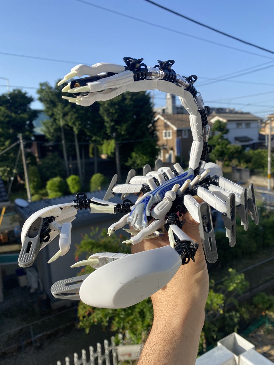 tepepro's tweet photo. 第二回KDMC開催にあたり、ケルバーダインの掲げるコンセプトの一つである「世界の全てを模型店に」について解説したいと思います♪

リアル店舗でプラモデルを手に取ることがほぼ不可能な現状について

昔……私が子供の頃、今から30年ぐらい前は、まだプラモデルがいろんなところに売っていました。

街の個人経営のおもちゃ屋、ハローマックやバンバンなどの玩具チェーン店、少し大きいスーパーにあるおもちゃ売り場、デパート、はたまた文房具店にまで。

食玩も現在よりもっとプラモデルをおまけとしたものが多く、スーパーのお菓子売り場はさながら小さい模型店のようでした。

都会にしかないようなしっかりした模型専門店が無くても、いたるところでプラモデルにリアルにアクセスできたのです。

でも、時代は変わりました。

今、果たして、家の周りでリアルでプラモデルを手にとって買うことができる人がどれだけいるでしょうか？

私は四国の徳島県三好市三野町という、小さな町の出身です。

今、三野町にはプラモデルを買える場所は1軒もありません。ついには本屋すら無くなり、うちの母が私の作例が乗っているホビージャパンを買おうにも、かなり遠くの町まで出かけないと手に入らないとこぼしていました。

もしかしたら、かろうじてコンビニ流通のガンプラなどを買うことは出来るのかもしれません。

とにかく、地方に行くとプラモデルにアクセスする手段がリアルでは一切無い！

ネットで買えばいい、というのは当たり前なのですが、違うんです。

自分の目でキットを見て、箱を手にとって、あれもいい、これもいい、とこうたやめた音頭を踊りながら、直接選べるってプラモデル製作のモチベーションを高める上で、ものすごく大切なことなんですよ。

「身近にあるもの」って、それを好きになるうえで、ものすごく強力な要素なんですよ。

ケルバーダインなら、日本中どこでも作ることができる！

ケルバーダインに使われている素材は基本、日本中どこでも手に入るものばかりです。

100円ショップ、スーパーマーケット、ホームセンター、カー用品店であれば、模型店が無いような地方にも店舗があり、実際に商品を目で見て、手にとって選ぶ楽しさを居住地によるハンディキャップ無しに楽しむことができます。

モノによってはそのあたりで拾った石とか、植木鉢のカケラとか、夕飯に出た魚の骨とか使っているので選択肢は無限大！

基本、四国の自分の実家の周りで、自転車で行ける範囲ぐらいで手に入るものを想定して製作しています。

子供の頃、プラモデルが身近だったあの頃のように。

手にとって、買ってきて、そのまま作る！

「世界の全てを模型店に」がケルバーダインのコンセプトであるのです。