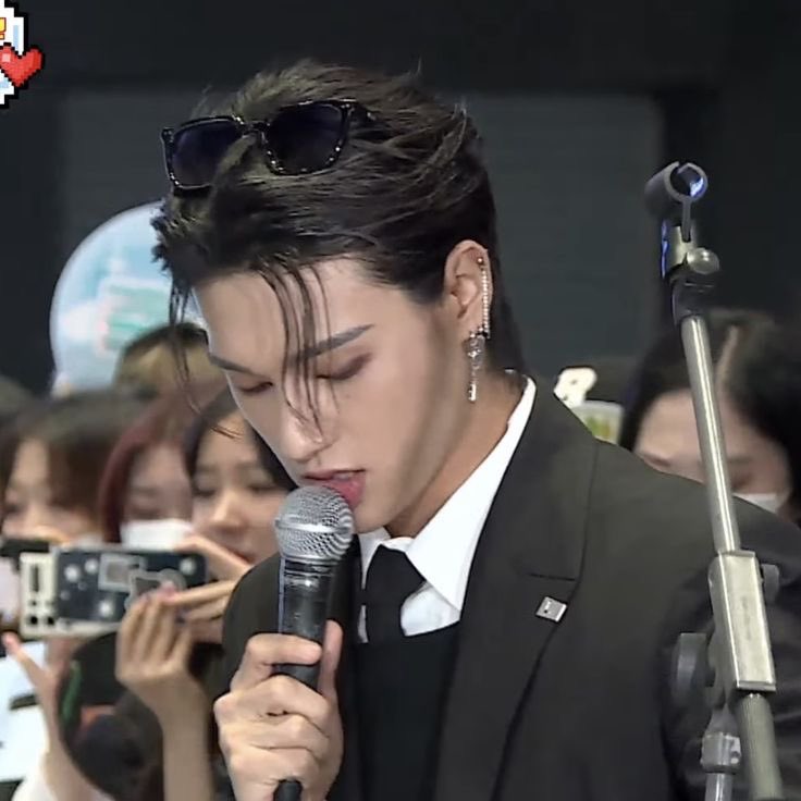 woolipmole's tweet photo. the hottest man walked on earth https://t.co/uHMtDYh0ci