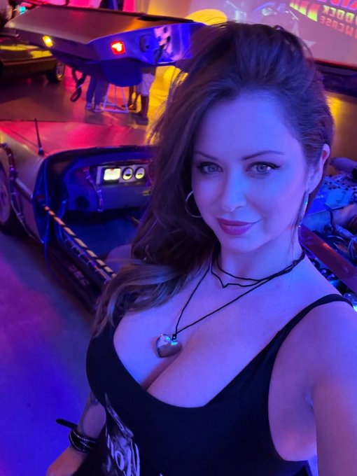 Emi Addison - Feeling lonely... but still looking good doing it 💋 https://t.co/w0SkJrUNkb
