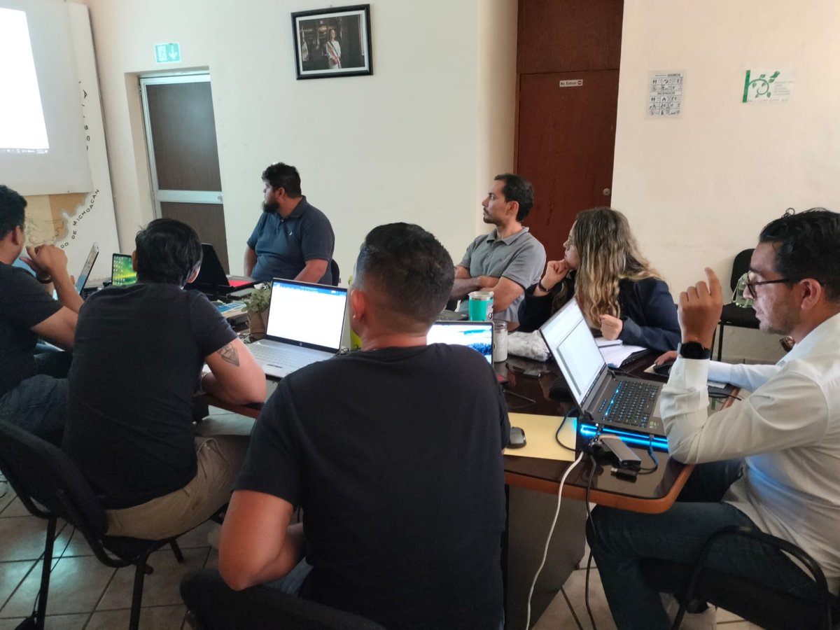 ConaguaDLColima's tweet photo. ¡Trabajamos con el corazón por el bienestar de las familias de Colima! 🌴☀️

En la Dirección Local recibimos una valiosa capacitación de la Gerencia de Aguas Superficiales e Ingeniería de Ríos, porque sabemos que detrás de cada proyecto hay comunidades que merecen vivir seguras. https://t.co/RiSHg9noIx