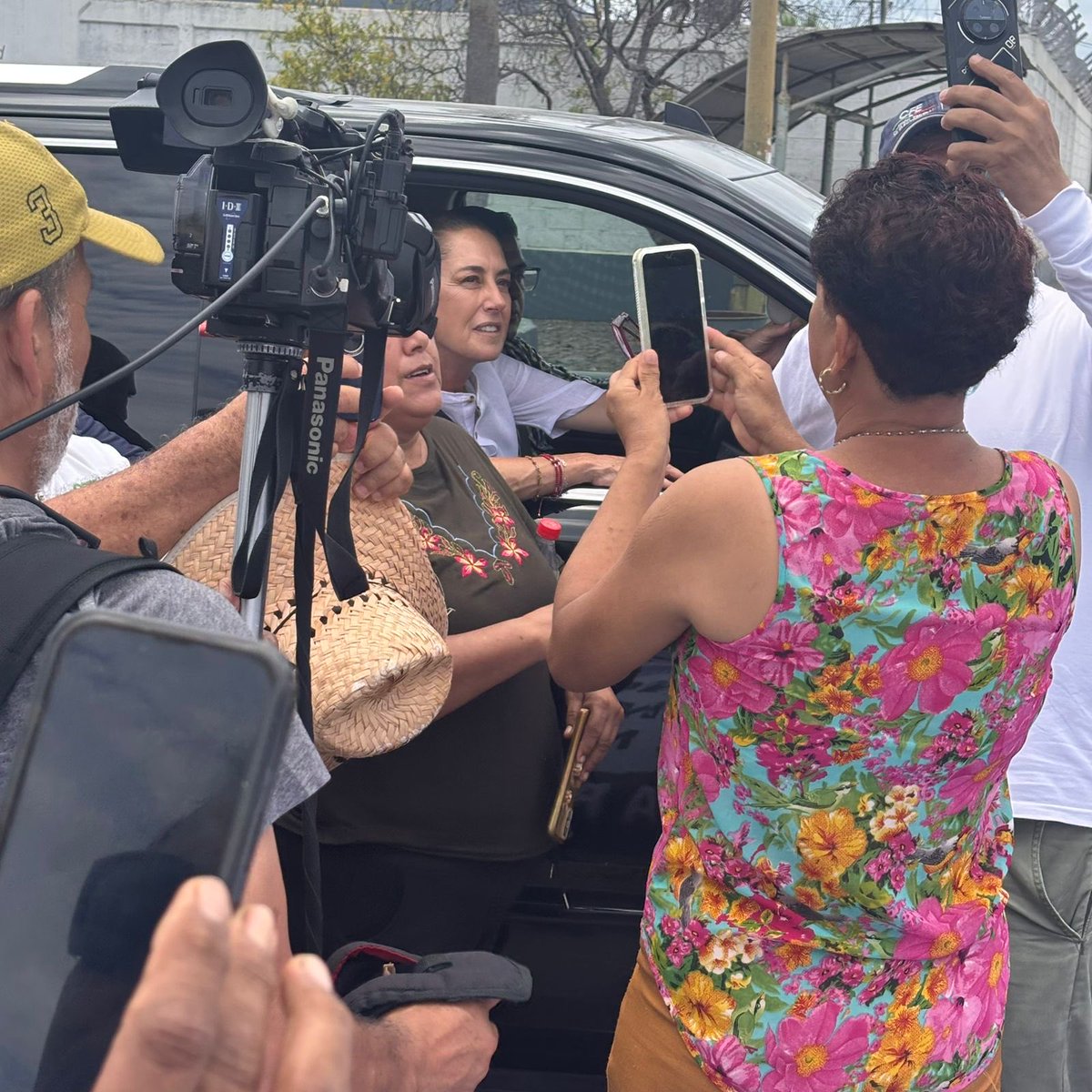 JLAC5's tweet photo. Ayer en Manzanillo Col, compañeros Pensionados expresaron a la Presidente su inconformidad por la reducción de las Pensiones y la necesidad de abrogar la Reforma o modificar el 2do Transitorio de la misma. La Lucha continúa. NO dejaremos las calles hasta que haya Certeza Jurídica https://t.co/QbBUlBdj1i