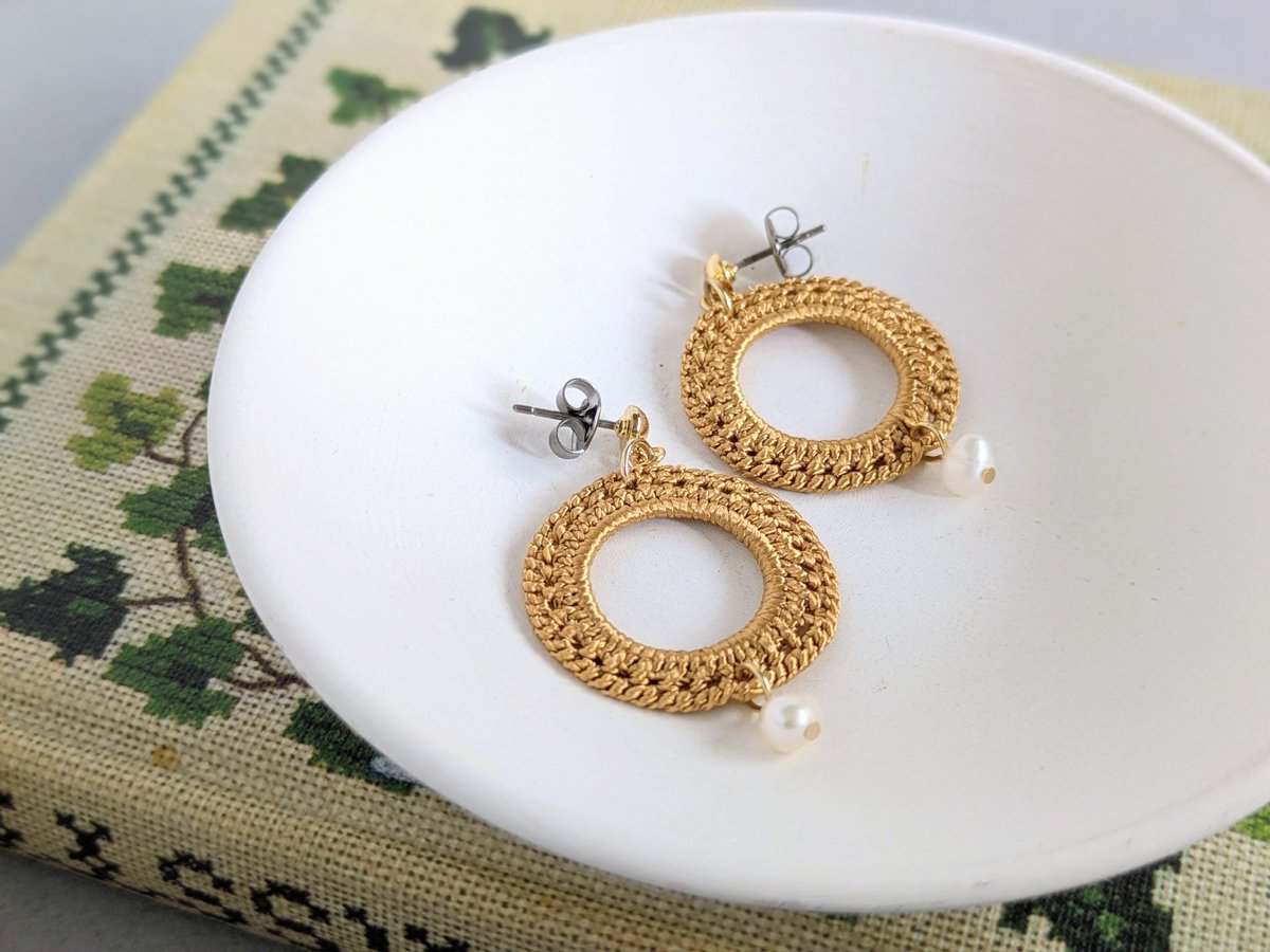 minmitmine's tweet photo. デンマークの伝統刺繍「ヘデボ刺繍」を大胆にアレンジした、軽やかな付け心地のオリジナルアクセサリーです🪡

6/20,21「ふくつづり」(帝塚山)
6/27-7/26 #天体観測展
7/8-14あべのハルカス3階

Online shop更新6/21,7/7
https://t.co/oHCPfYv09J
https://t.co/XMZHucGySD

Thanks @Lupopo_cafe https://t.co/OaIpVaymmv