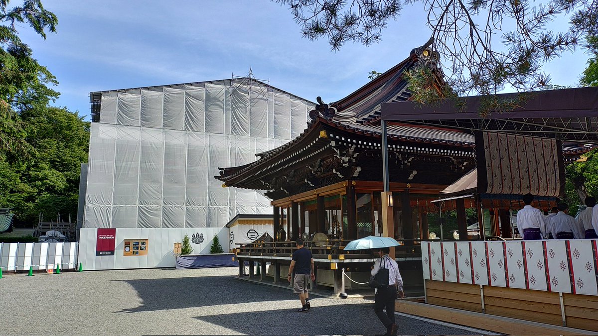 PMC_UG's tweet photo. 午前3時半出発で現在三嶋大社
本殿はあいにく改修中で見られなかったけど、朝の拝礼に立ち会えた
三文の得かな https://t.co/RNTdjtCJ8c