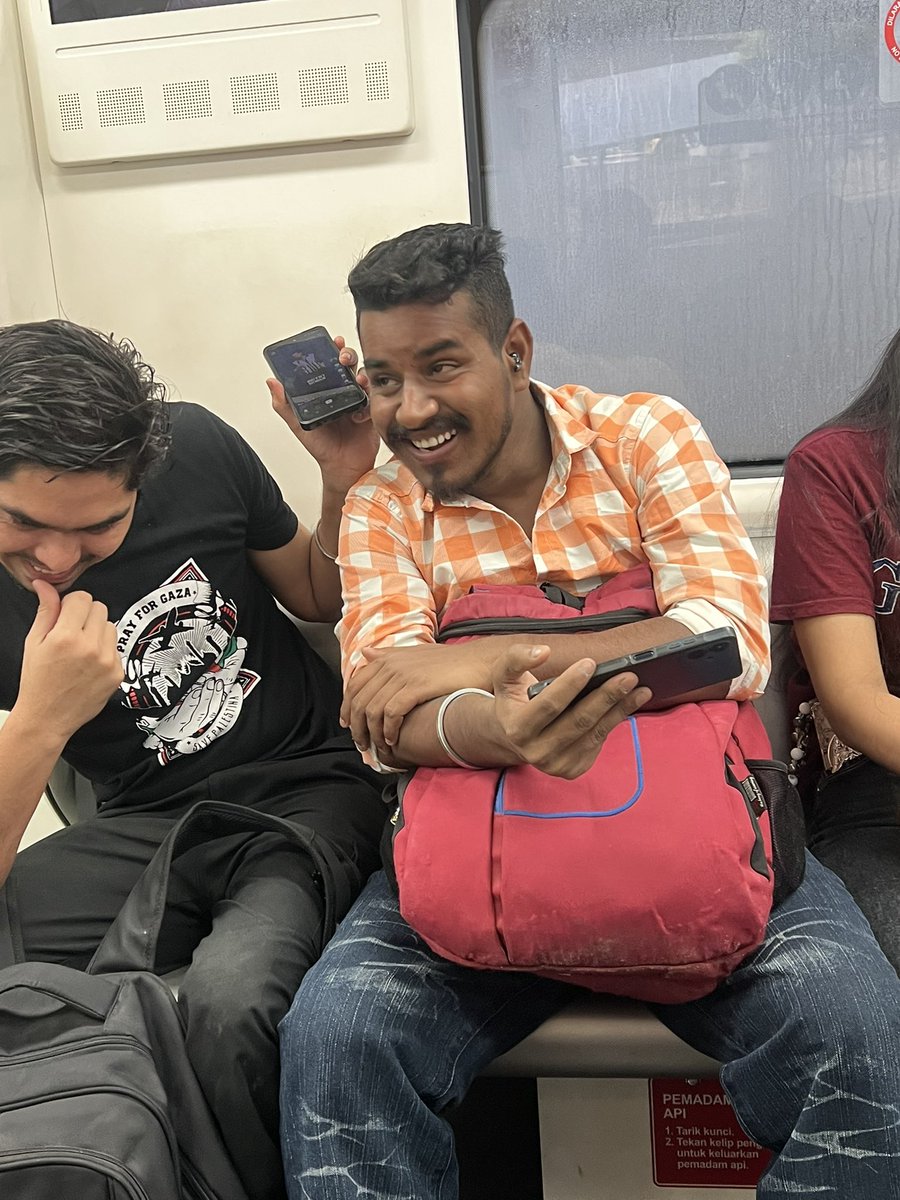 iamrobertxx_'s tweet photo. Tksure dari negara mne tpi sangat kurang ajar, aku nk dduk kt seat kosong sebelah dia tu mula2 tpi dia ckap "no" sbb ade kwan dia yg masuk nk dduk.  Mmg sial yee. Ingatkan parking je org nk cop. @myrapidkl pls take note ya. Boleh ke main cop2 tmpt dduk utk org lain dlm train ? https://t.co/bLybX0yqxt