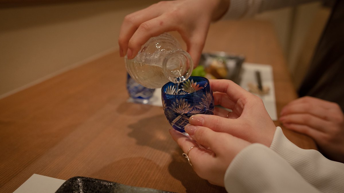hiroshima_pref's tweet photo. おはようございます。
明日は、#父の日 ですね👨

贈りものをされる方は準備されましたか？
プレゼントにお悩みの方は
バラの花🌹や
広島の地酒🍶で一緒に乾杯🍻
も素敵ですね✨

日頃の感謝を込めて🤲
素敵な父の日になりますように💙

#広島愛がとまらない https://t.co/YxeW9KD6xV