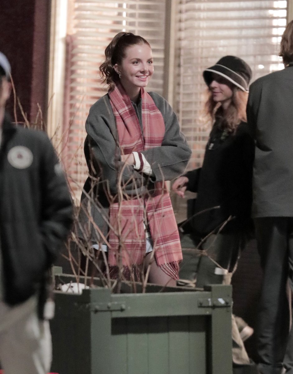 briardiarybr's tweet photo. 📸 | Novas fotos de Saylor McPherson nos bastidores da 2ª temporada de Off Campus!

A atriz é uma das novas adições ao elenco da série, mas seu papel ainda não foi revelado. Segundo o Entertainment Tonight, a personagem interpretada por Saylor segue sendo um mistério. 👀

Teorias?