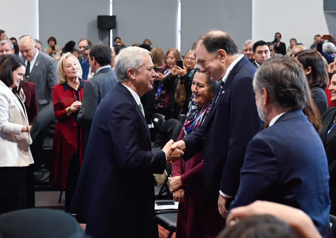 Minvu's tweet photo. 🇨🇱 El Pdte. J.A Kast encabezó la firma del compromiso para implementar la Ley Integral de las Personas Mayores, junto al ministro Poduje y otras autoridades🏡 El Plan Generación Dorada impulsará viviendas y ciudades más accesibles para un envejecimiento digno, activo y saludable https://t.co/7oR9Al4CuM