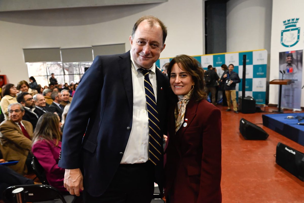 Minvu's tweet photo. 🇨🇱 El Pdte. J.A Kast encabezó la firma del compromiso para implementar la Ley Integral de las Personas Mayores, junto al ministro Poduje y otras autoridades🏡 El Plan Generación Dorada impulsará viviendas y ciudades más accesibles para un envejecimiento digno, activo y saludable https://t.co/7oR9Al4CuM