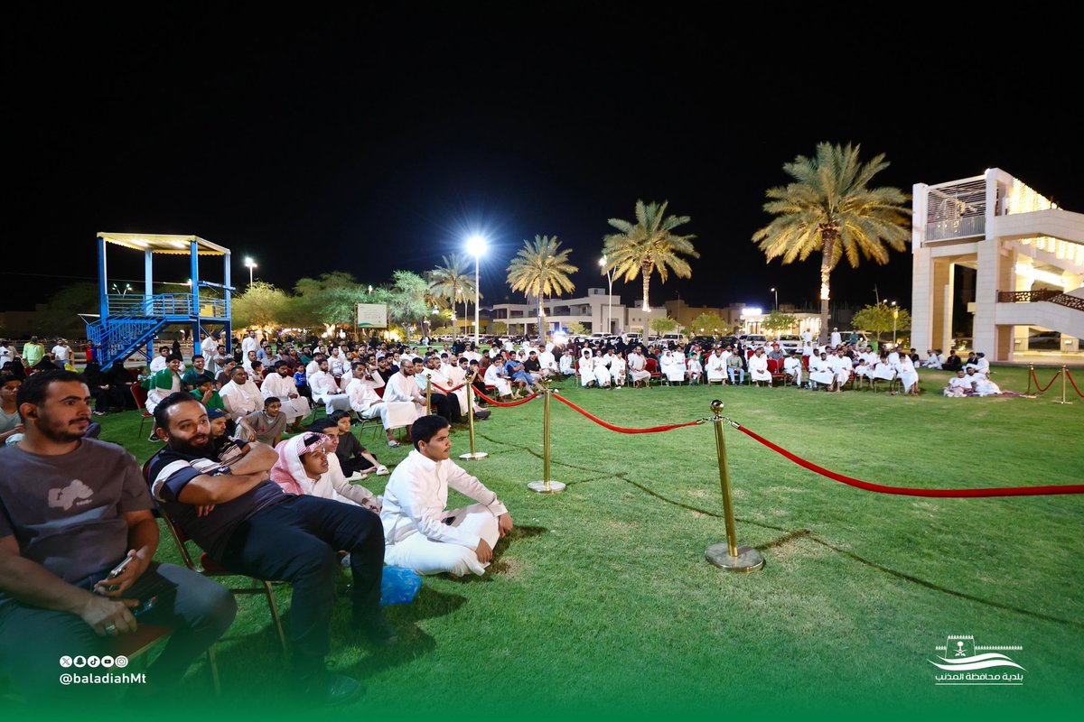 baladiahMt's tweet photo. 🇸🇦💚 يشهد منتزه البحيرة حضوراً مميزاً لمتابعة مباراة منتخبنا السعودي عبر الشاشة العملاقة في أجواء حماسية مليئة بالتشجيع والدعم للأخضر .

نسأل الله التوفيق لمنتخبنا الوطني .

#المذنب 
#مدننا_تشجع 
#بلدية_محافظة_المذنب 
#أمانة_منطقة_القصيم https://t.co/Ix3HKQWw6J