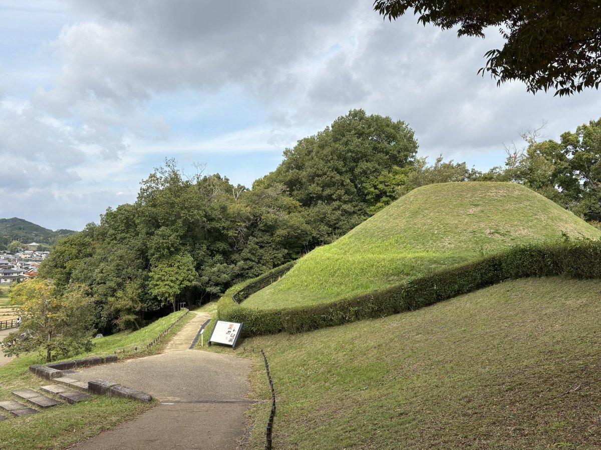 InaHitoshi's tweet photo. @UOj6wAVglEREP41 @UOj6wAVglEREP41 さんも行ってらっしゃった奈良県明日香村、高松塚古墳越しの遠く左側中央奥に牽牛子塚古墳 https://t.co/RoESZU8Pnn