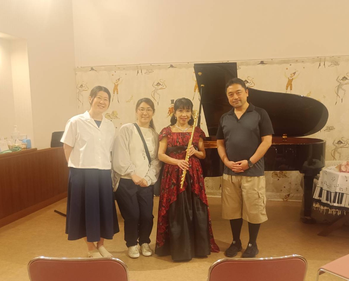 tetto_wind's tweet photo. 日曜はフルートパートのメンバーで、フルート奏者・花野美佳先生のコンサートに行ってきました😊
軽やかな音色から深みのある響きまで、難しいことをまるで簡単に吹きこなす姿は圧巻でした！😳
知っている曲も初めて聴く難曲もどちらも楽しくて、素敵なひとときでした🎶

#Flute #Piano https://t.co/WvFbiT00Ut