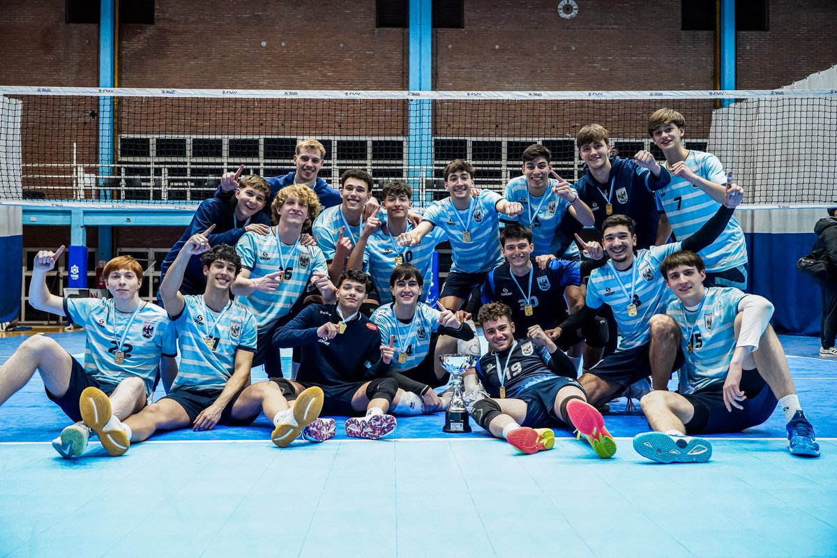 CiudadVoley's tweet photo. #SuperfechaSub21 ¡¡CAMPEONES!! 🏆

Ciudad Vóley A se consagró en el Abierto Sub 21.
Final: 2️⃣-0️⃣ ante Vélez. 

Invictos en partidos e invictos en sets 💙

¡Esto es equipo, esto es CIUDAD! 
#VamosCiudad 🦅 https://t.co/98mFV6gnHX