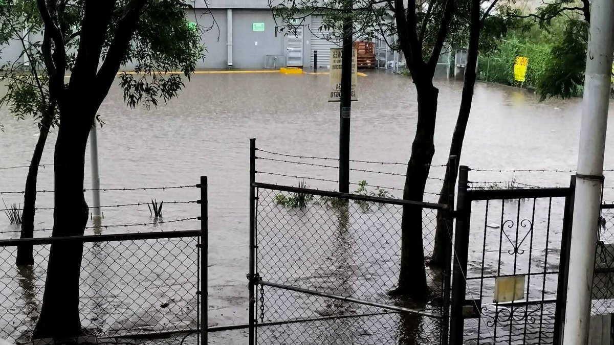 PuntoMedioEdo's tweet photo. ⛈🚨⚠️ #Inundada la #FidelVelázquez y sus inmediaciones en Cuautitlán #Izcalli, reportan vecinos.

Si tienes algún #reporte o información de tu comunidad mándanos un WhatsApp al 55 6897 4477. https://t.co/BUwKbPcogC