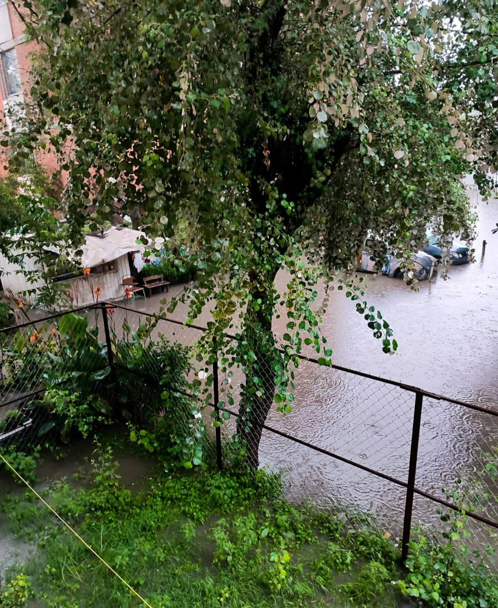 PuntoMedioEdo's tweet photo. ⛈🚨⚠️ #Inundada la #FidelVelázquez y sus inmediaciones en Cuautitlán #Izcalli, reportan vecinos.

Si tienes algún #reporte o información de tu comunidad mándanos un WhatsApp al 55 6897 4477. https://t.co/BUwKbPcogC