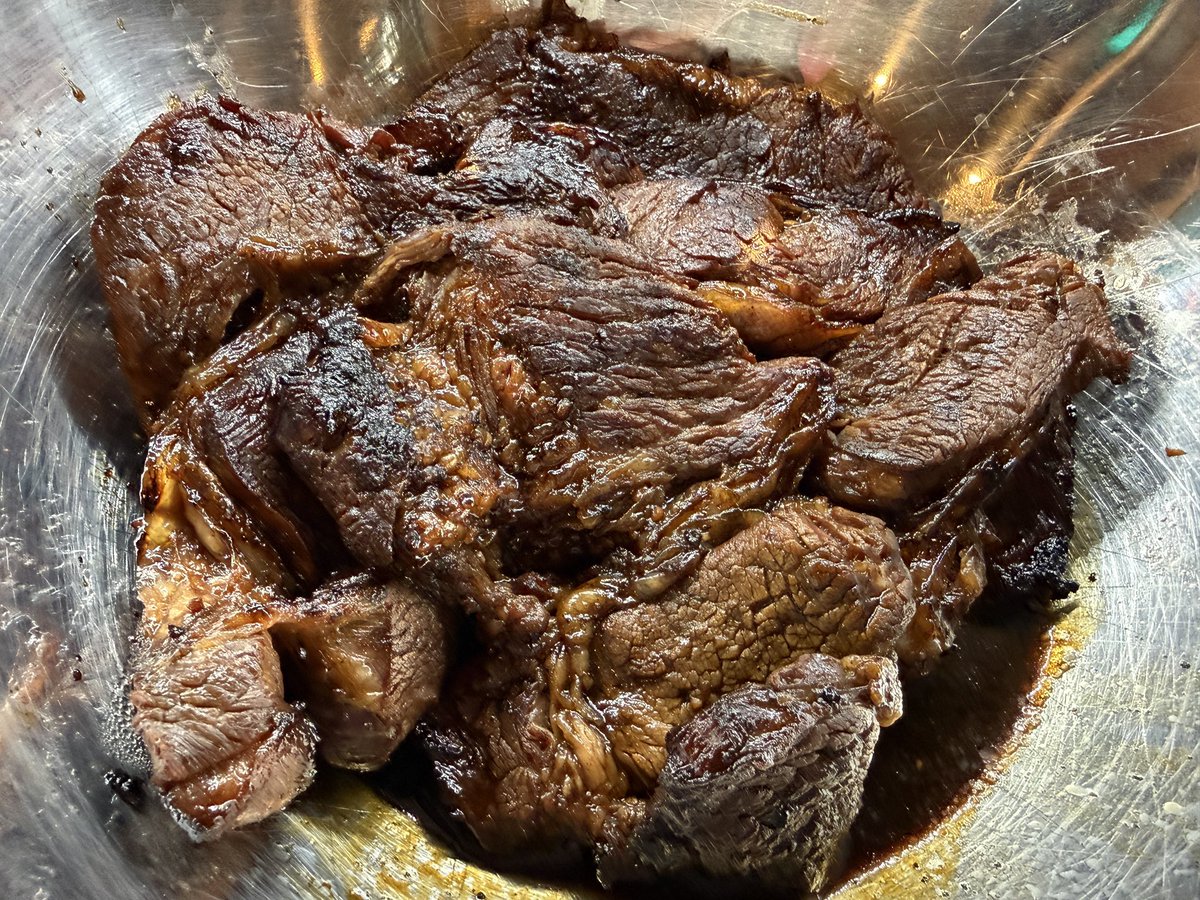 DigitalAssetsUS's tweet photo. Hawaiian beef

Minced garlic with this sauce

Simmer the extra marinade use it to dip and dress

charcoal with a little bit of Applewood

Be epic https://t.co/4MIsYo4SmY