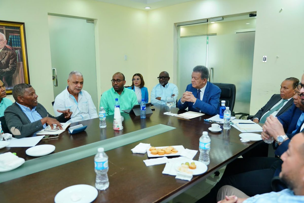 FPcomunica's tweet photo. #FPComunica |

En el día de hoy se sostuvo un importante encuentro encabezado por nuestro presidente @LeonelFernandez junto a los Alcaldes y Directores de la #FuerzaDelPueblo, con el objetivo de evaluar los trabajos realizados en cada demarcación y proyectar nuevas acciones que fortalezcan la gestión y el vínculo con las comunidades.

Durante el encuentro se intercambiaron ideas, experiencias y propuestas orientadas a seguir impulsando soluciones efectivas para las necesidades de la población, reafirmando el compromiso de trabajo, unidad y desarrollo que caracteriza a nuestra organización.

También estuvieron presentes los miembros de la Dirección Política: Dr. Radhamés Jiménez, Antonio Florián, Ignacio Ditrén, Rafael Paz, Nathanael Concepción, Keyla Reyna, Omar Liriano y Franklin Labour.