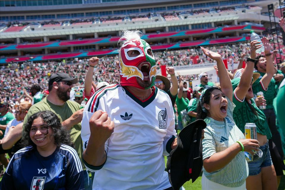 MENAFN's tweet photo. Why The US World Cup Chants Are Being Mocked And What Makes A Great One #World #Chants #Being #Mocked #What #Makes #Great #Apple #Samsung #Google #AI #Chat #GPT #Cyber #Security https://t.co/dMj0pPPoIG https://t.co/HT8qkSK482