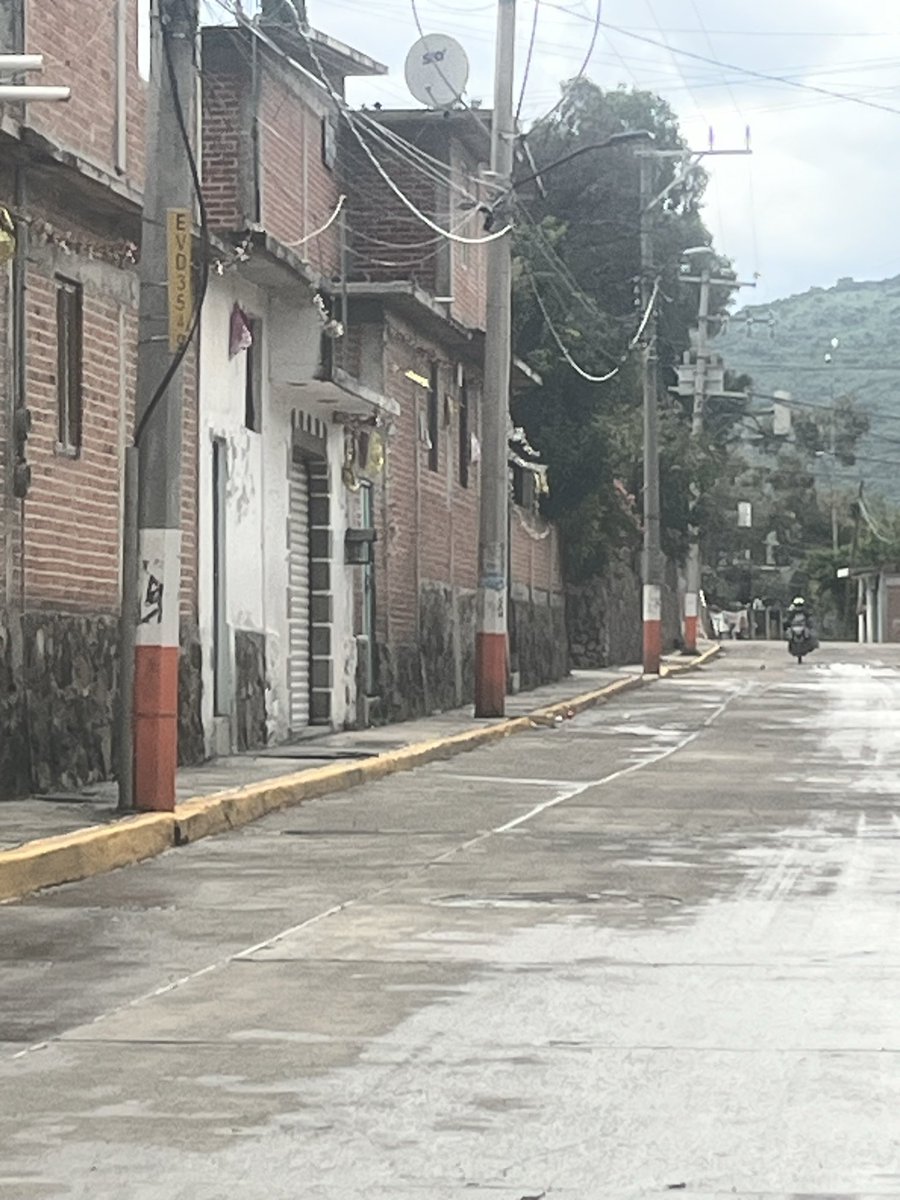 Chris_Yttesen's tweet photo. Oye @CFE_Contigo @CFEmx a poco los gobiernos municipales pueden pintar los postes de luz de los colores de su partido político? https://t.co/Vudv5tcrB0