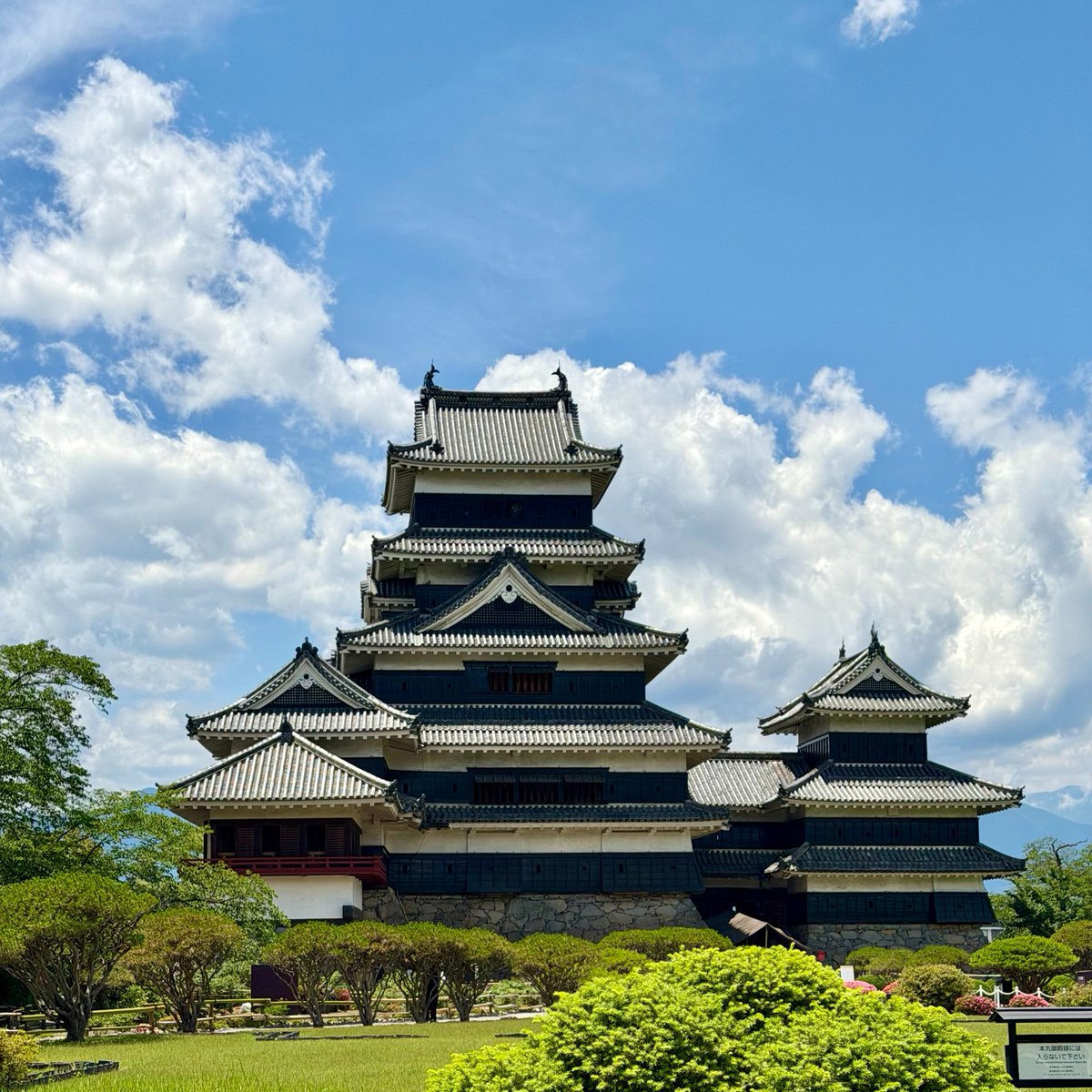 kanetsu_hoan's tweet photo. おはようございます！
新潟市北区は☀️

先日、営業所とグループ会社のある長野県へ行ってきました～！
昼休みにぶらりと松本城へ。
この日は雲もダイナミックで、目の前に広がる松本城の姿はとても迫力がありました🥰

今日も暑くなりそうです！
火曜日もご安全に～🦺 https://t.co/YIxpaFC3DA