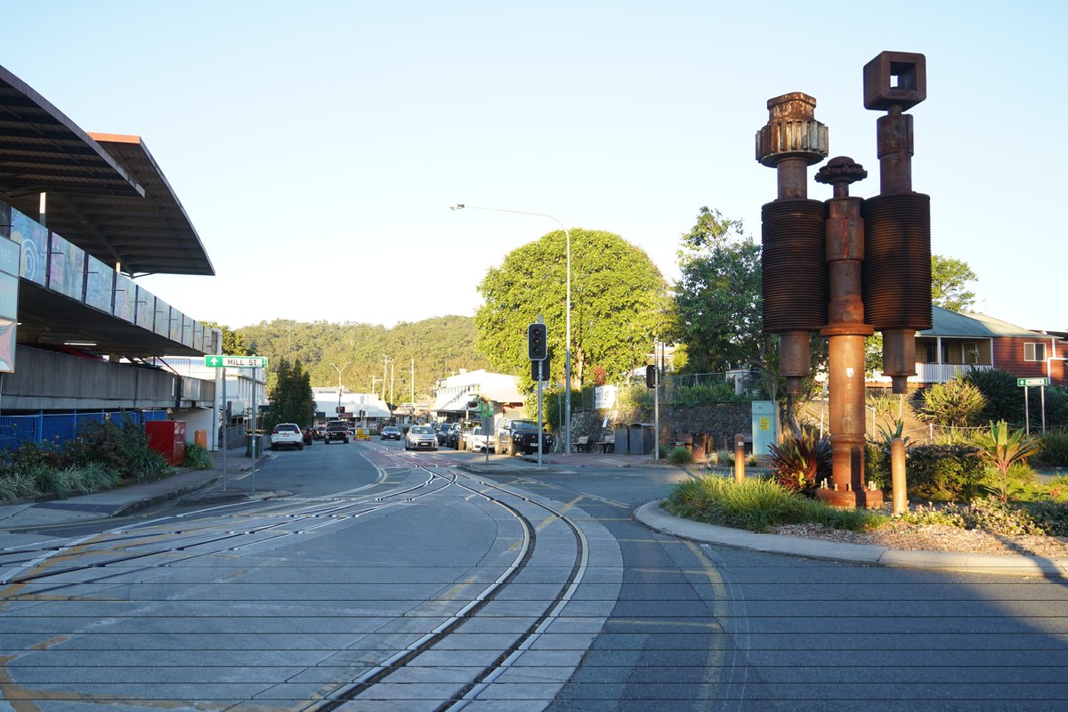 AunzRailfan's tweet photo. Nambour駅近くの怪しい軌道。
これはサトウキビ列車の軌道跡で、クイーンズランド州は製糖鉄道のことをトラムと呼ぶことが多いそうです。(小さい鉄道みたいな感じ？)
Nambourではここに観光トラム(ホントの旅客電車)を導入する計画があり、車庫は既に完成。
来年の開業を目指しているようです。 https://t.co/97eB1vD8ua