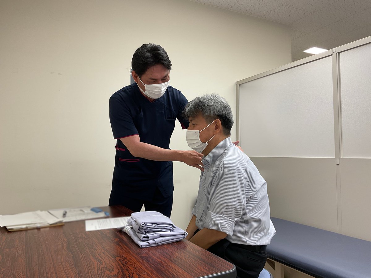 hakodatesiryoku's tweet photo. 【所長、初めての「あはき」施術を体験！】
今年度着任した所長が、教官から初めての「あはき」施術を受けました。
施術後の感想をご紹介します。
「５０歳を過ぎた頃から、『なんとなく肩が重いな』という感覚はあったものの、これまで『あはき』の施術を受けたことはなく、今回、初めて体験させていただきました。
ものすごく肩が楽になるなど、自分にとっては未体験の感覚であり、新しい発見となりました。
教官の技術力の高さを実感いたしました。
再度、時間をかけて、しっかりと施術を受けてみたいと考えております。」
#函館 #函館視力障害センター #あんま #マッサージ師 #指圧師 #鍼灸師