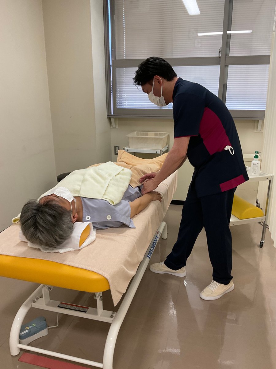 hakodatesiryoku's tweet photo. 【所長、初めての「あはき」施術を体験！】
今年度着任した所長が、教官から初めての「あはき」施術を受けました。
施術後の感想をご紹介します。
「５０歳を過ぎた頃から、『なんとなく肩が重いな』という感覚はあったものの、これまで『あはき』の施術を受けたことはなく、今回、初めて体験させていただきました。
ものすごく肩が楽になるなど、自分にとっては未体験の感覚であり、新しい発見となりました。
教官の技術力の高さを実感いたしました。
再度、時間をかけて、しっかりと施術を受けてみたいと考えております。」
#函館 #函館視力障害センター #あんま #マッサージ師 #指圧師 #鍼灸師