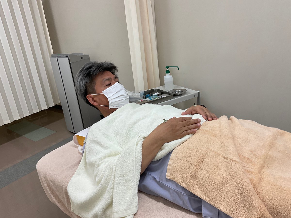 hakodatesiryoku's tweet photo. 【所長、初めての「あはき」施術を体験！】
今年度着任した所長が、教官から初めての「あはき」施術を受けました。
施術後の感想をご紹介します。
「５０歳を過ぎた頃から、『なんとなく肩が重いな』という感覚はあったものの、これまで『あはき』の施術を受けたことはなく、今回、初めて体験させていただきました。
ものすごく肩が楽になるなど、自分にとっては未体験の感覚であり、新しい発見となりました。
教官の技術力の高さを実感いたしました。
再度、時間をかけて、しっかりと施術を受けてみたいと考えております。」
#函館 #函館視力障害センター #あんま #マッサージ師 #指圧師 #鍼灸師