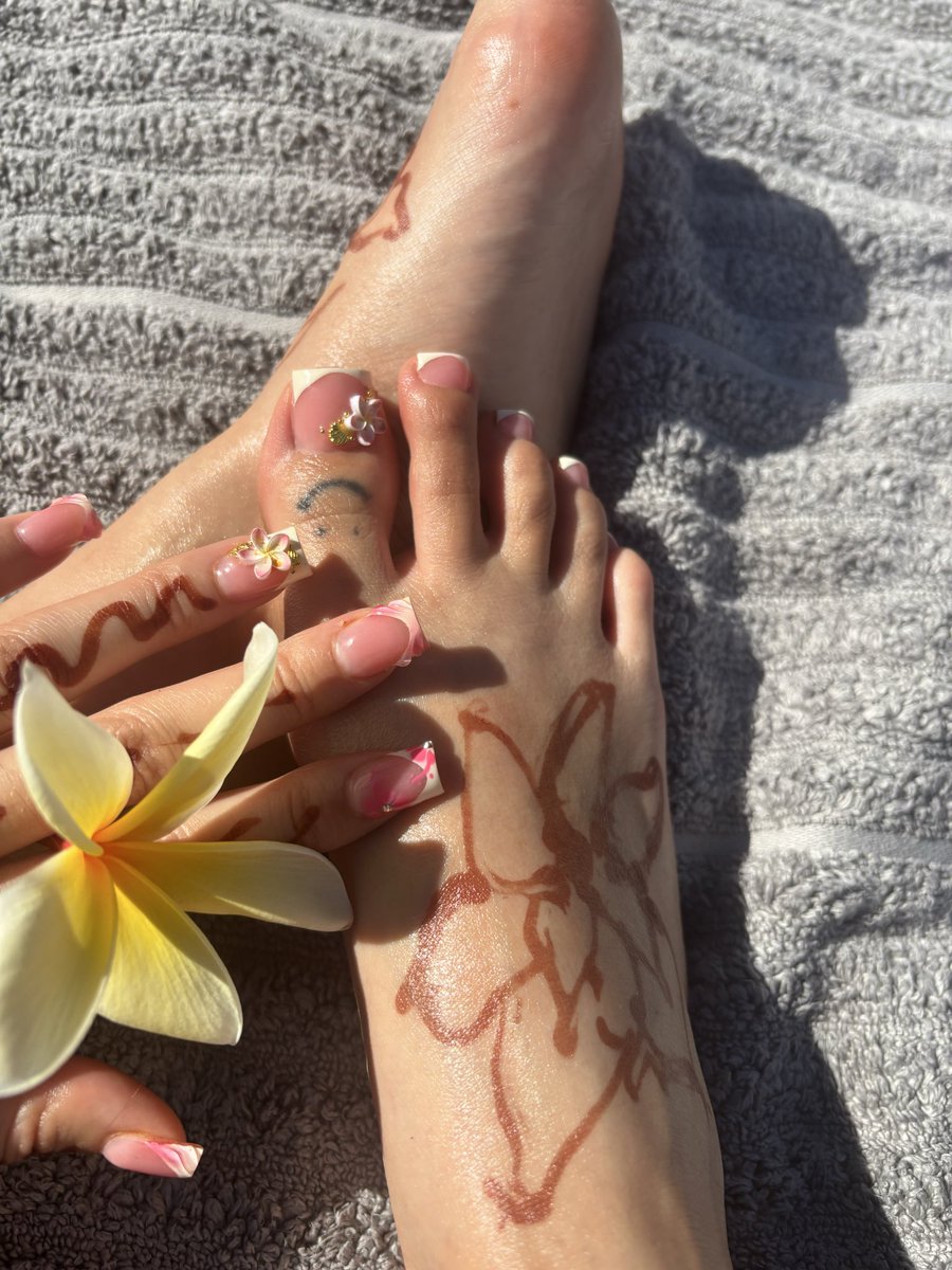 goddessstoes's tweet photo. Stepping into the week with a fresh set 👣🌺✨
#feetfetısh #prettyfeet #handandtoes #feetmodel #feetdom #viral #freshnewset #feetworshi̇p #goddesshotness #feetcommunity #findom #sessions #toescurl #fypppppp 
#feetfetısh #feetporn #feetforyou https://t.co/kj5pnyJnvw