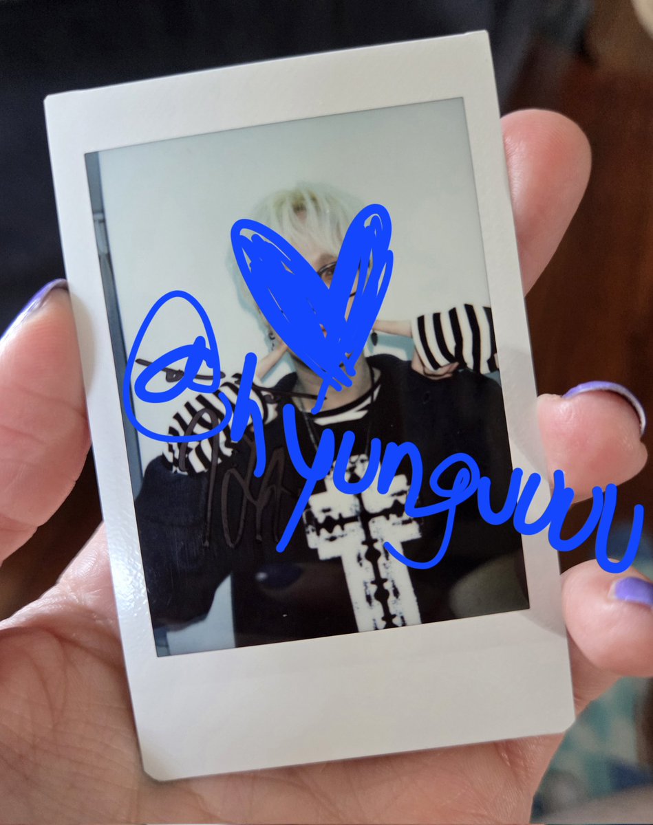 hyunguuuu's tweet photo. GUYS MY ALBUMS ARE HERE AND I WON A SIGNED GIUK POLA IN THE LUCKY DRAW 😭😭😭😭😭😭😭 I'VE NEVER WON A POLA BEFORE 🥹🥹😭😭😭💙💙💙💙 https://t.co/sfXmRBhUlc