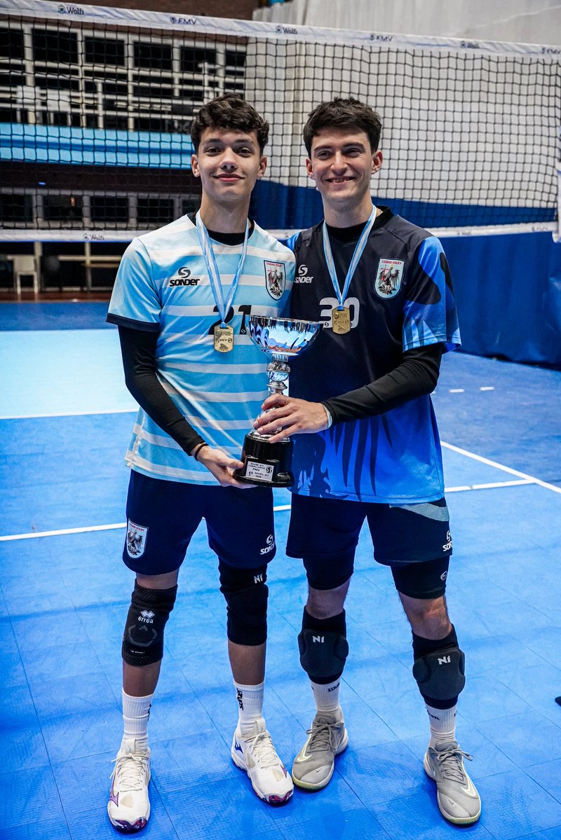 CiudadVoley's tweet photo. #SuperfechaSub21 Con la copa en casa 🏆🦅 https://t.co/3nQ29Gio6x