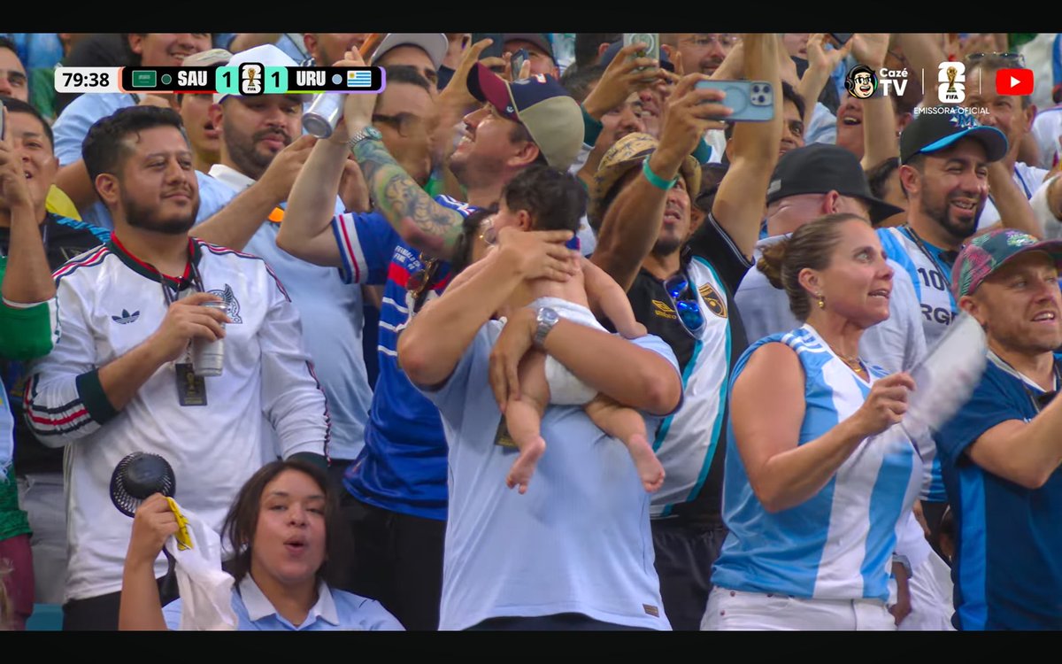 Noitedecopa's tweet photo. Tem um BEBÊ comemorando o gol do Uruguai.

Isto é futebol. https://t.co/D97xdQIVjs