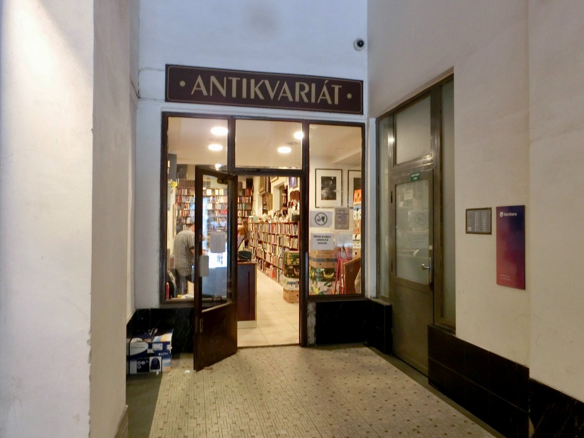 junk_land's tweet photo. 【何処とは云わないけど心温まる古本屋写真貼る1324】前にも書きましたが「ANTIKVARIAT」は直訳すれば「骨董品」とか「アンティーク」ですが、この町では多くの古書店がこう記した看板を掲げています。だからと言って、べつだん稀覯書ばかり扱うわけではなさそうです。（チェコ共和国 プラハ 2026年） https://t.co/5NS0Qo73zZ