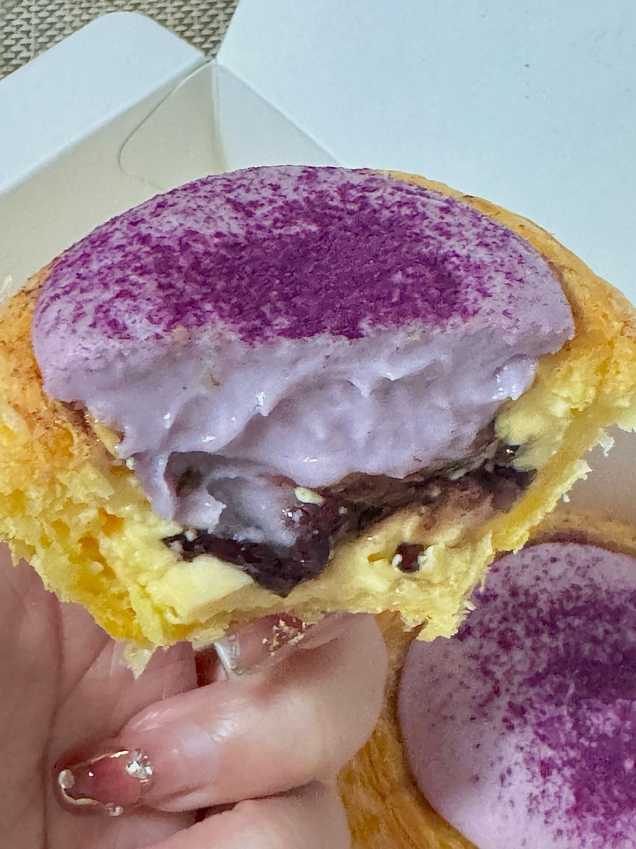 seelskort's tweet photo. Just spent 20 mins arguing over which takeout to get… ended up splitting a taro milk tea and laughing so hard at each other’s bad food suggestions. Love these silly little moments. https://t.co/jUlBzEJwDq