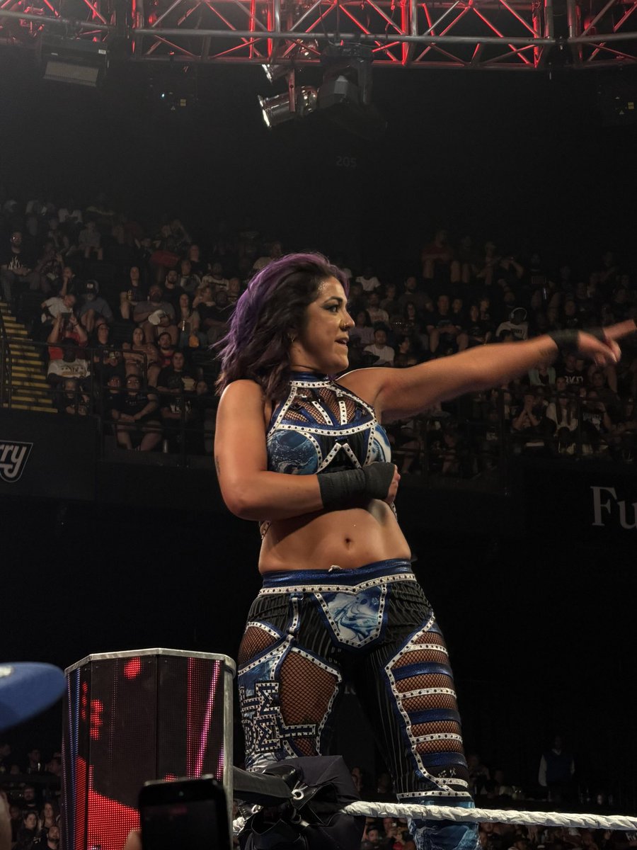 paranoiareigns's tweet photo. birthday bash #wweraw https://t.co/xrSnRAZZ3u